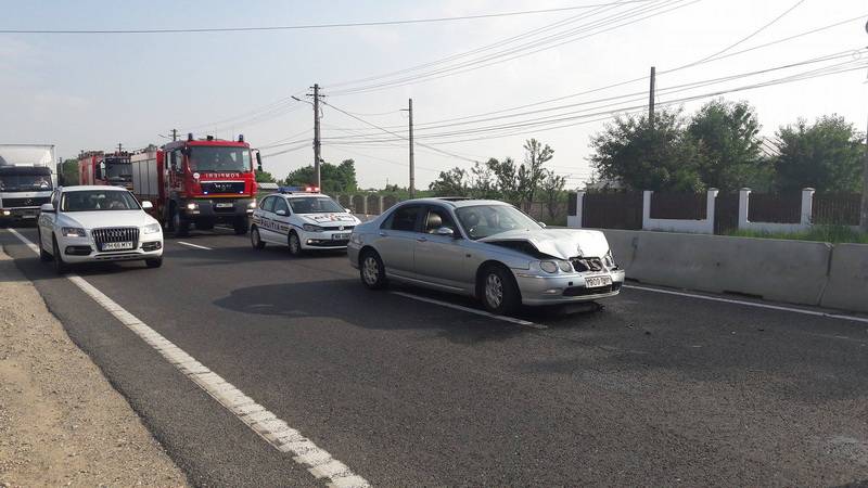 Trei maşini implicate într-un accident pe DN1B, la Valea Călugărească Trei maşini implicate într-un accident pe DN1B, la Valea Călugărească