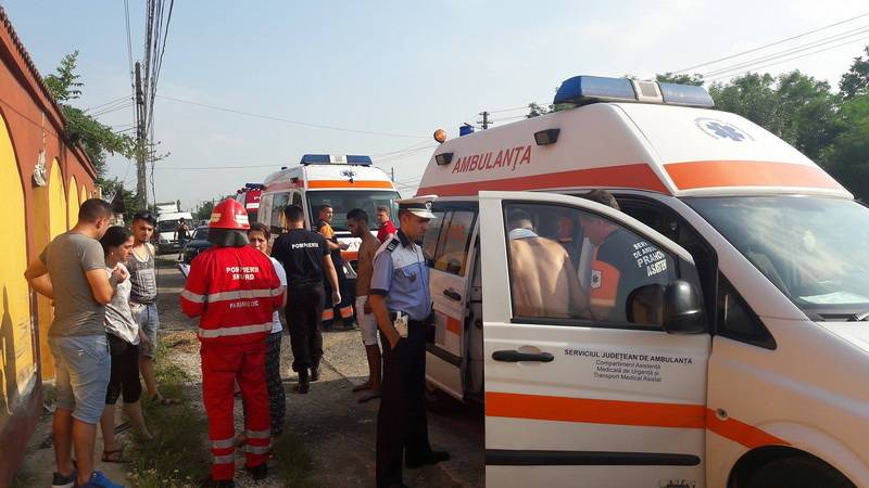 Şofer luat cu elicopterul SMURD după ce a intrat cu maşina în stâlp pe DN1, la Româneşti Şofer luat cu elicopterul SMURD după ce a intrat cu maşina în stâlp pe DN1, la Româneşti