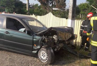 Un şofer a intrat cu maşina în scuarul staţiei de tramvai. A fost dus la spital pentru stabilirea alcoolemiei
