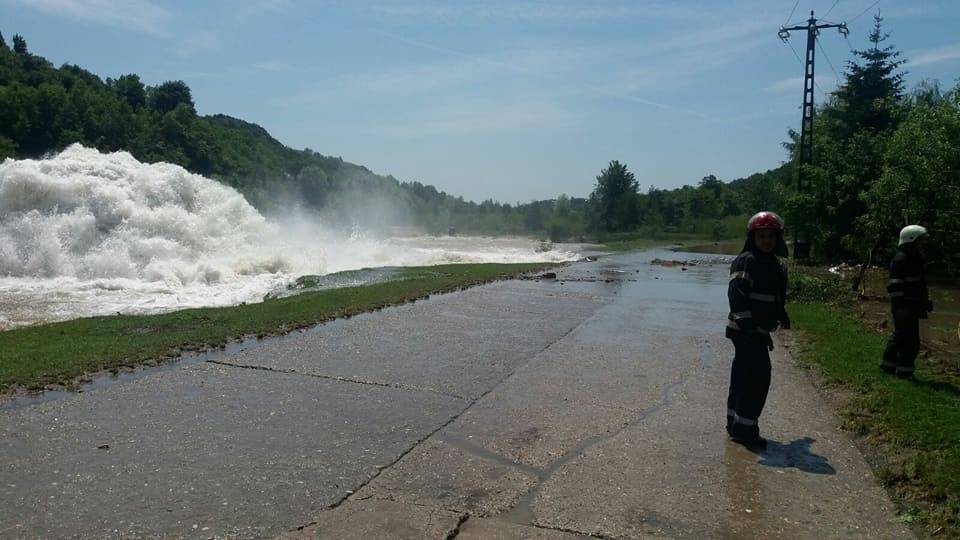 Avarie la magistrala de apă de la barajul Măneciu Avarie la magistrala de apă de la barajul Măneciu