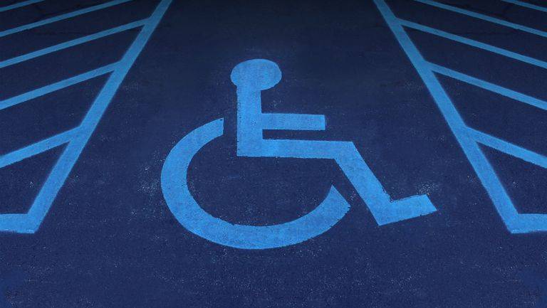 Amenzi pentru cei care parchează la supermarket pe locurile destinate celor cu dizabilităţi Amenzi pentru cei care parchează la supermarket pe locurile destinate celor cu dizabilităţi