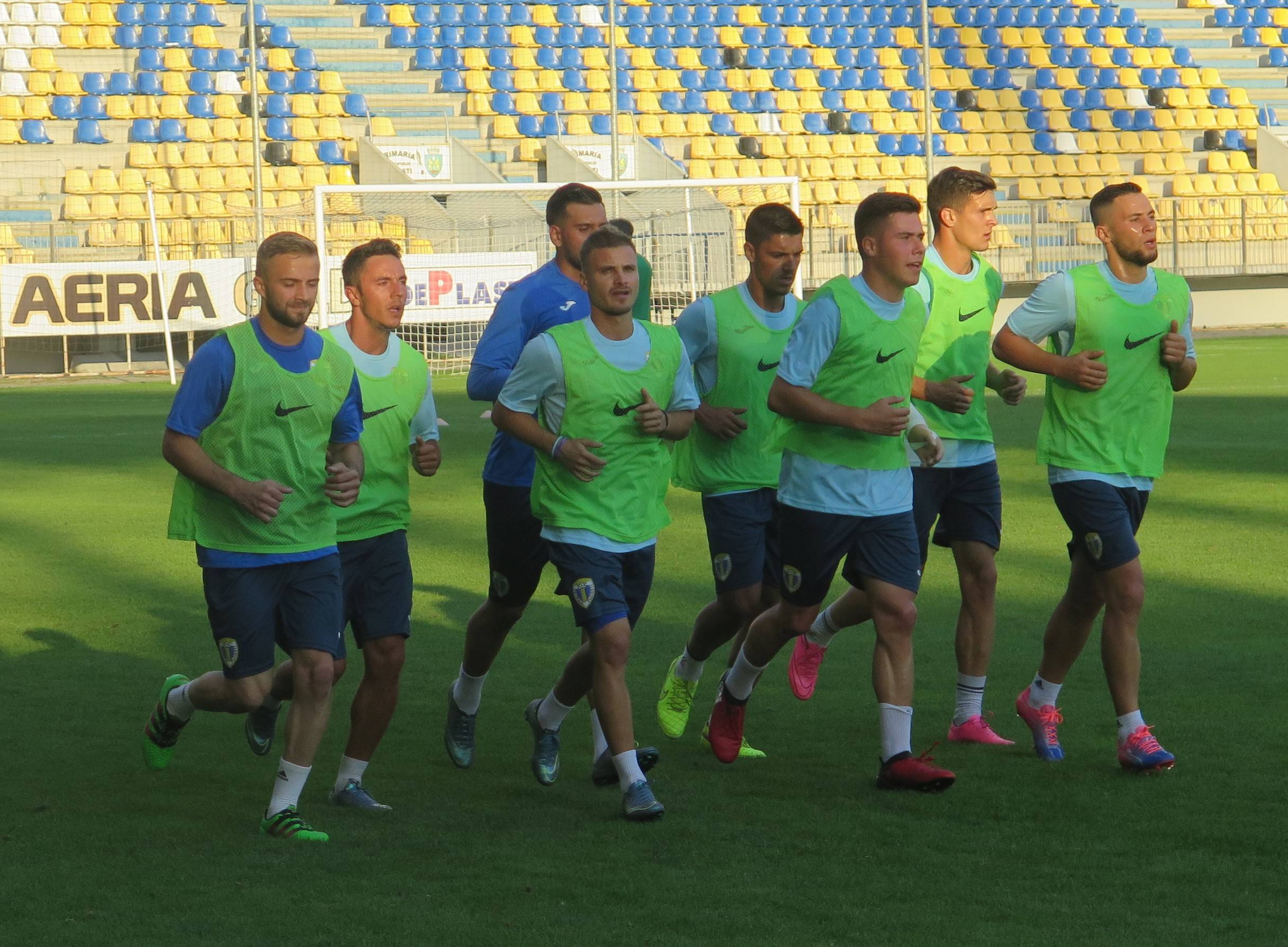 FC Petrolul a plecat la Brașov cu 26 de fotbaliști îmbarcați în noul autocar. Trei vor fi împrumutați, iar la unul s-a renunțat. A picat amicalul de la Târgu Mureș FC Petrolul a plecat la Brașov cu 26 de fotbaliști îmbarcați în noul autocar. Trei vor fi împrumutați, iar la unul s-a renunțat. A picat amicalul de la Târgu Mureș