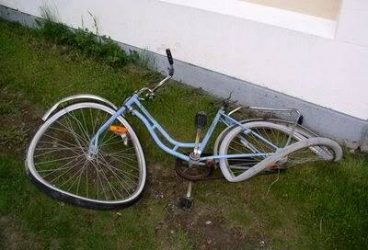 Un minor, aruncat dintr-o mașină în alta în accident, la Ploiești