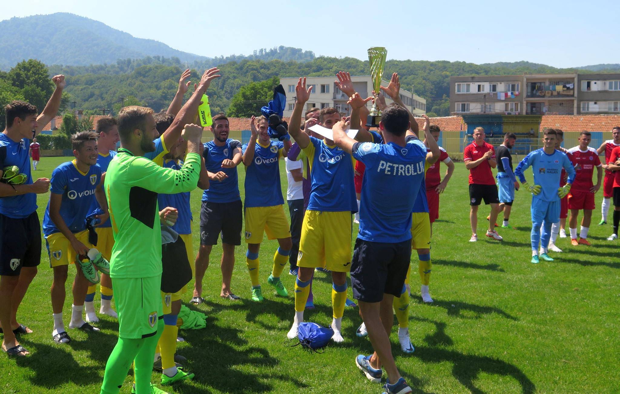 Final de cantonament montan cu o cupă și diplome! FC Petrolul a câștigat, fără gol primit, trofeul Nicolae Pescaru Final de cantonament montan cu o cupă și diplome! FC Petrolul a câștigat, fără gol primit, trofeul Nicolae Pescaru