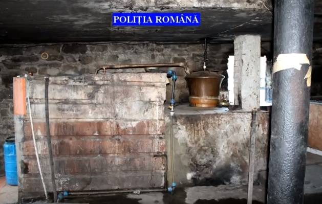 Poliția ne anunță că a dat iama peste INFRACTORII PRODUCĂTORI DE ȚUICĂ. Domnilor parlamentari și legiuitori, ar trebui să-i trimiteți să-i aresteze pe mai toți țăranii României! Poliția ne anunță că a dat iama peste INFRACTORII PRODUCĂTORI DE ȚUICĂ. Domnilor parlamentari și legiuitori, ar trebui să-i trimiteți să-i aresteze pe mai toți țăranii României!