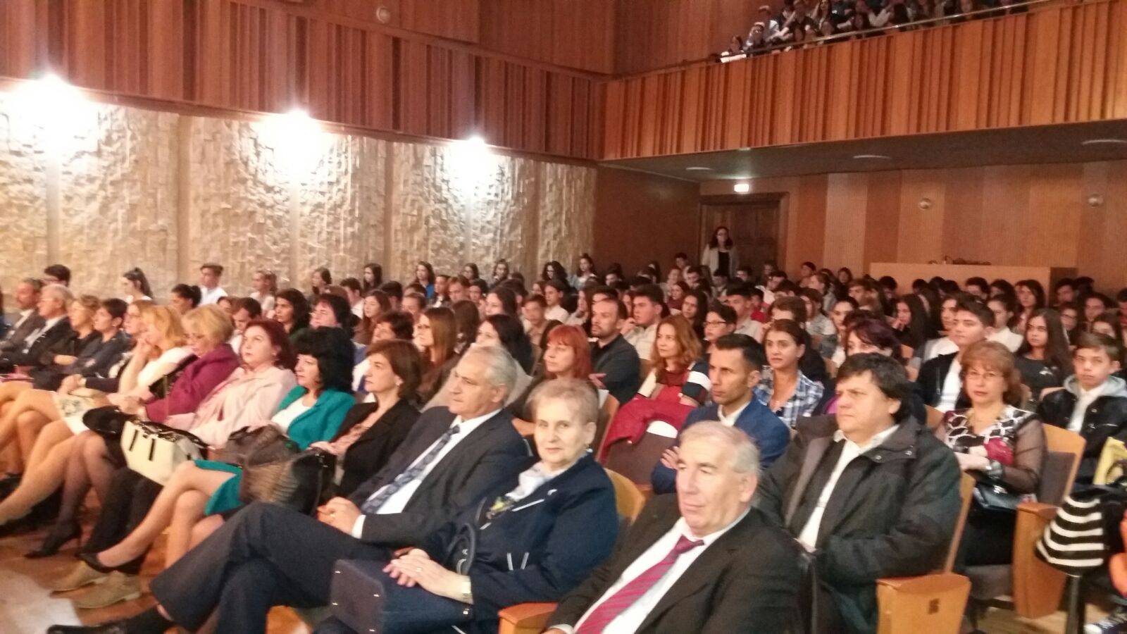 Invitaţi din Cehia şi Italia la manifestările organizate de Ziua Educaţiei la Colegiul Economic “Virgil Madgearu” Ploieşti Invitaţi din Cehia şi Italia la manifestările organizate de Ziua Educaţiei la Colegiul Economic “Virgil Madgearu” Ploieşti