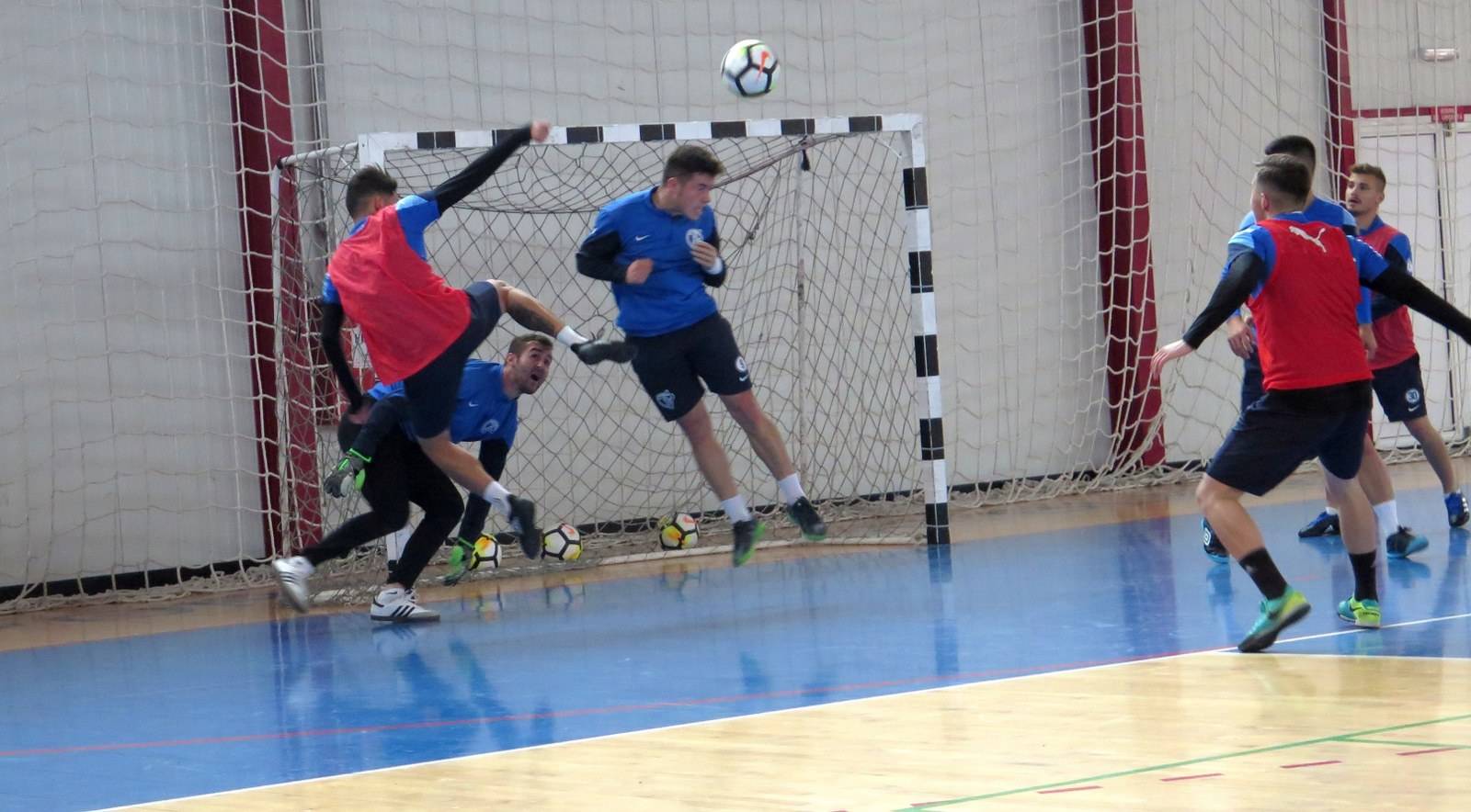 Petrolul s-a dus să se antreneze, pentru testul cu Blejoiul, chiar în sala… viitorilor adversari ! Petrolul s-a dus să se antreneze, pentru testul cu Blejoiul, chiar în sala… viitorilor adversari !