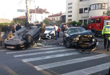Accident pe strada Democraţiei din Ploieşti. O persoană rănită