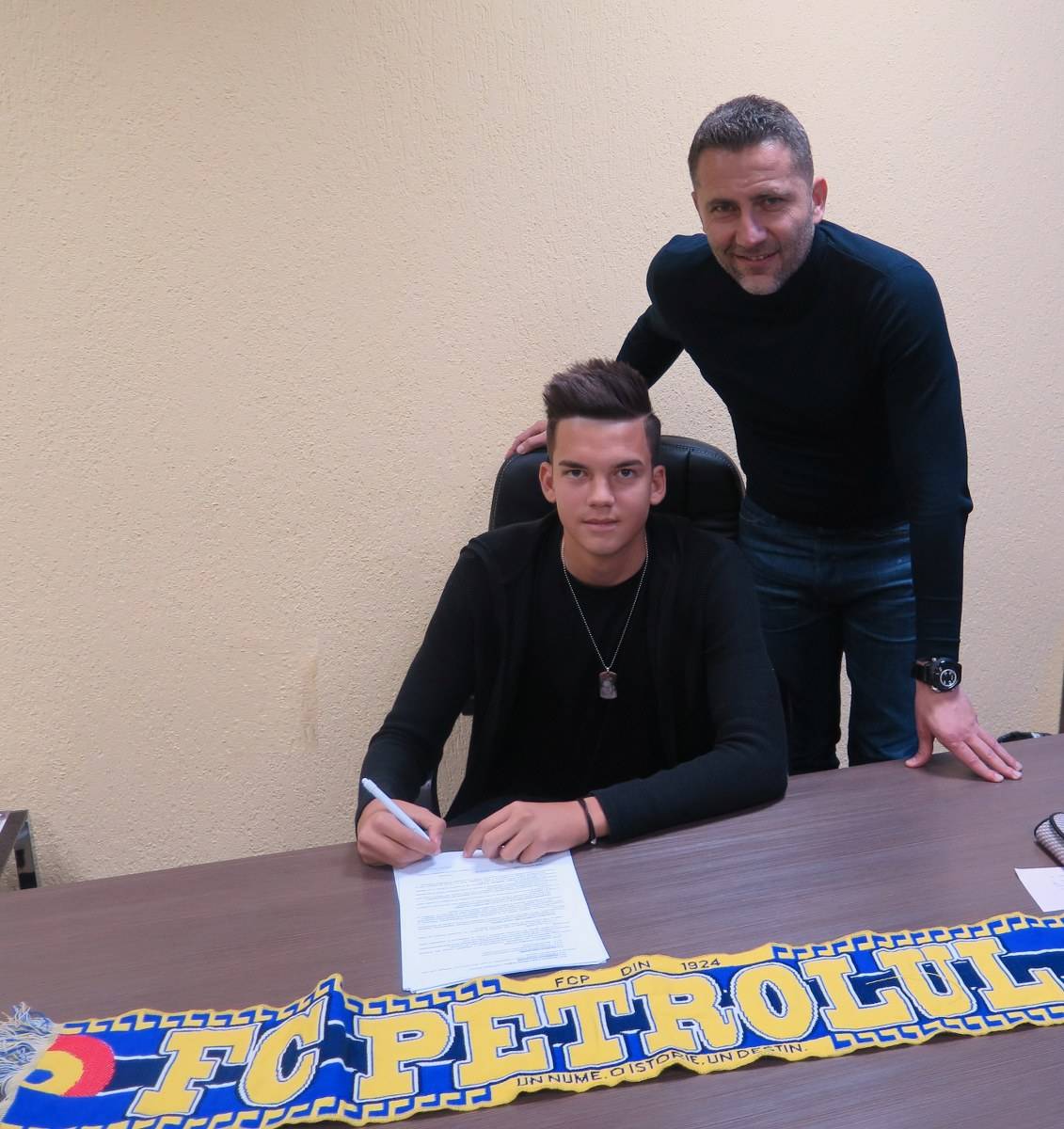 FC Petrolul a semnat și cu un fotbalist de viitor. Cârjan vine din aceeași serie, de la Viitorul Domnești FC Petrolul a semnat și cu un fotbalist de viitor. Cârjan vine din aceeași serie, de la Viitorul Domnești