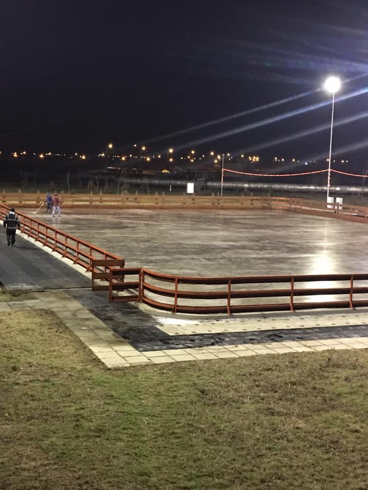 Patinoar marca “Parcul Municipal Vest”: vrei să te dai pe gheaţă, vii cu patinele de acasă Patinoar marca “Parcul Municipal Vest”: vrei să te dai pe gheaţă, vii cu patinele de acasă