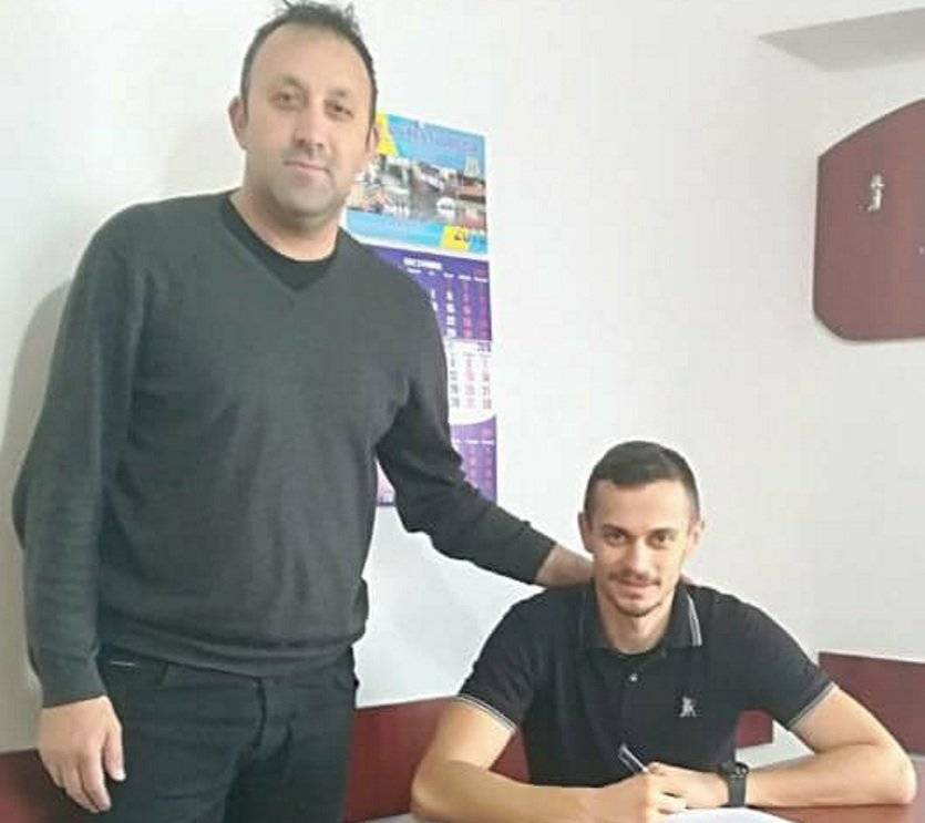 Petrolul l-a împrumutat pe fostul golgheter Roland Stănescu la o echipă de Liga a III-a, aflată la 6 puncte de campioana de toamnă Petrolul l-a împrumutat pe fostul golgheter Roland Stănescu la o echipă de Liga a III-a, aflată la 6 puncte de campioana de toamnă