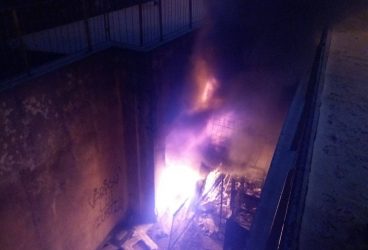 Bărbat scos din flăcări de poliţiştii locali, în centrul Ploieştiului