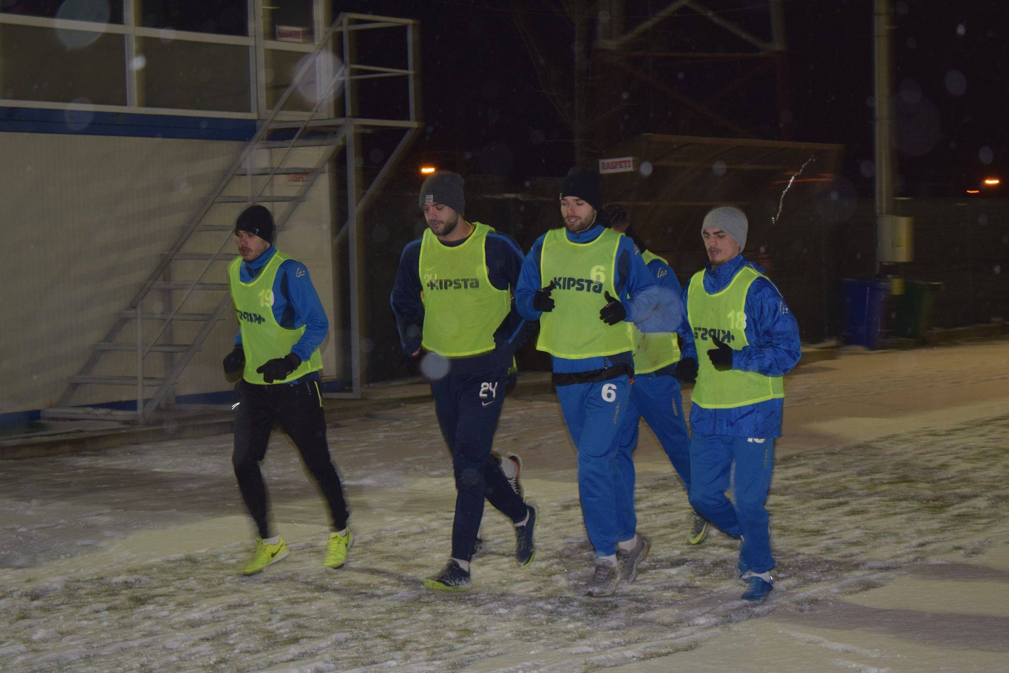 Campioana de toamnă a județului Prahova și-a reluat pregătirile pe ger și ninsoare, la… lumina reflectoarelor! S-a întors, la CS Blejoi, Bojoagă Campioana de toamnă a județului Prahova și-a reluat pregătirile pe ger și ninsoare, la… lumina reflectoarelor! S-a întors, la CS Blejoi, Bojoagă