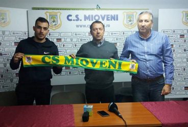Un secund făcut pentru a fi ajuns chiar mai demult antrenor principal, ex-petrolistul Laurențiu Roșu. Acum, la CS Mioveni