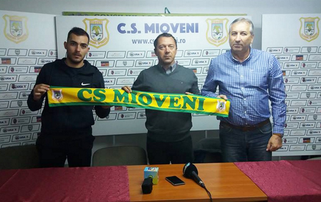 Un secund făcut pentru a fi ajuns chiar mai demult antrenor principal, ex-petrolistul Laurențiu Roșu. Acum, la CS Mioveni Un secund făcut pentru a fi ajuns chiar mai demult antrenor principal, ex-petrolistul Laurențiu Roșu. Acum, la CS Mioveni
