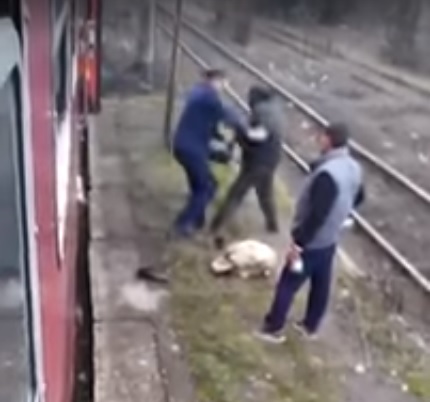 Călător bătut în gară de un controlor CFR – VIDEO Călător bătut în gară de un controlor CFR – VIDEO