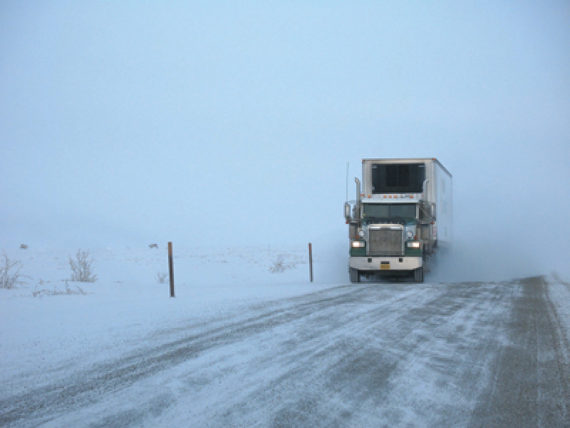 Două tiruri neechipate corespunzător de iarnă au rămas blocate pe DN1A, la Teişani Două tiruri neechipate corespunzător de iarnă au rămas blocate pe DN1A, la Teişani