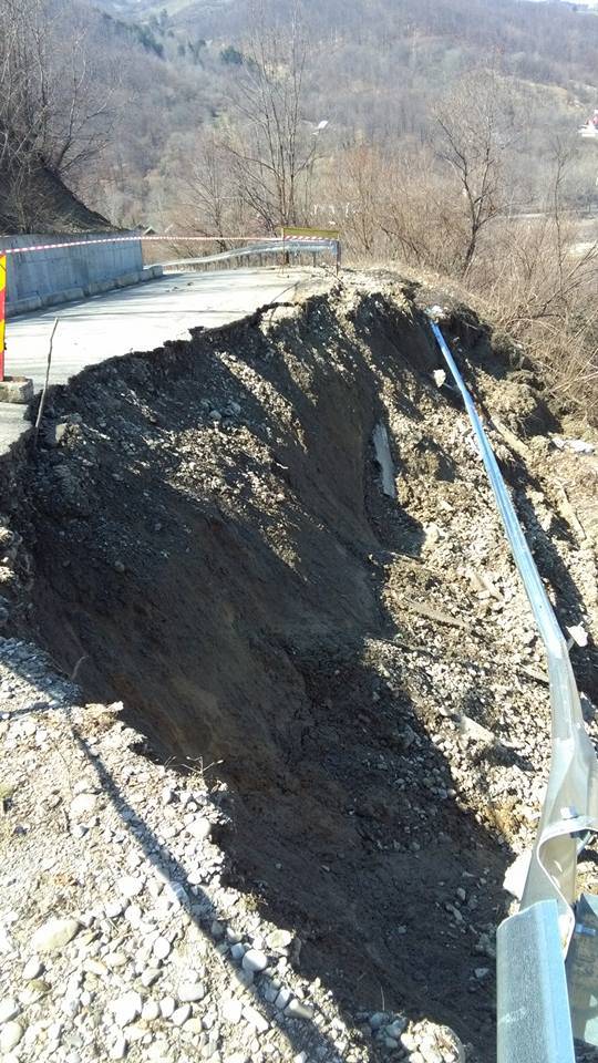 Alunecările de teren fac ravagii în Prahova. Case şi drumuri afectate în 14 localităţi Alunecările de teren fac ravagii în Prahova. Case şi drumuri afectate în 14 localităţi