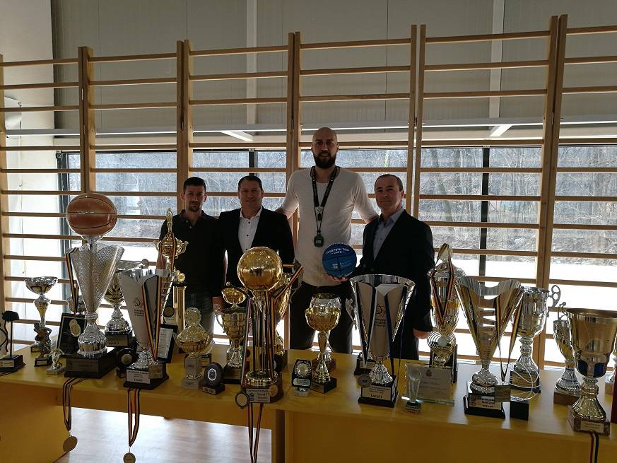 “Înălțimea Sa” a început să clădească viitorul baschetului prahovean! Cătălin Burlacu și academia lui de la Păulești “Înălțimea Sa” a început să clădească viitorul baschetului prahovean! Cătălin Burlacu și academia lui de la Păulești