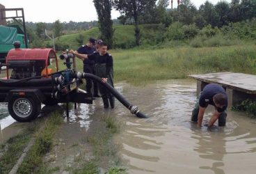 Trafic îngreunat la Bărcăneşti din cauza apei de pe carosabil