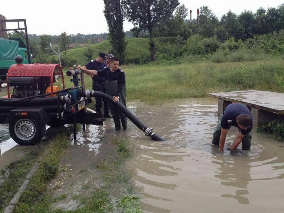 Trafic îngreunat la Bărcăneşti din cauza apei de pe carosabil Trafic îngreunat la Bărcăneşti din cauza apei de pe carosabil
