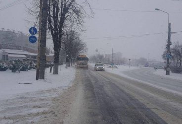 Creşte stratul de zăpadă pe drumurile din nordul judeţului