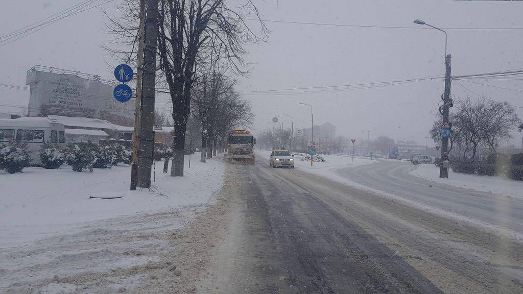 Creşte stratul de zăpadă pe drumurile din nordul judeţului Creşte stratul de zăpadă pe drumurile din nordul judeţului