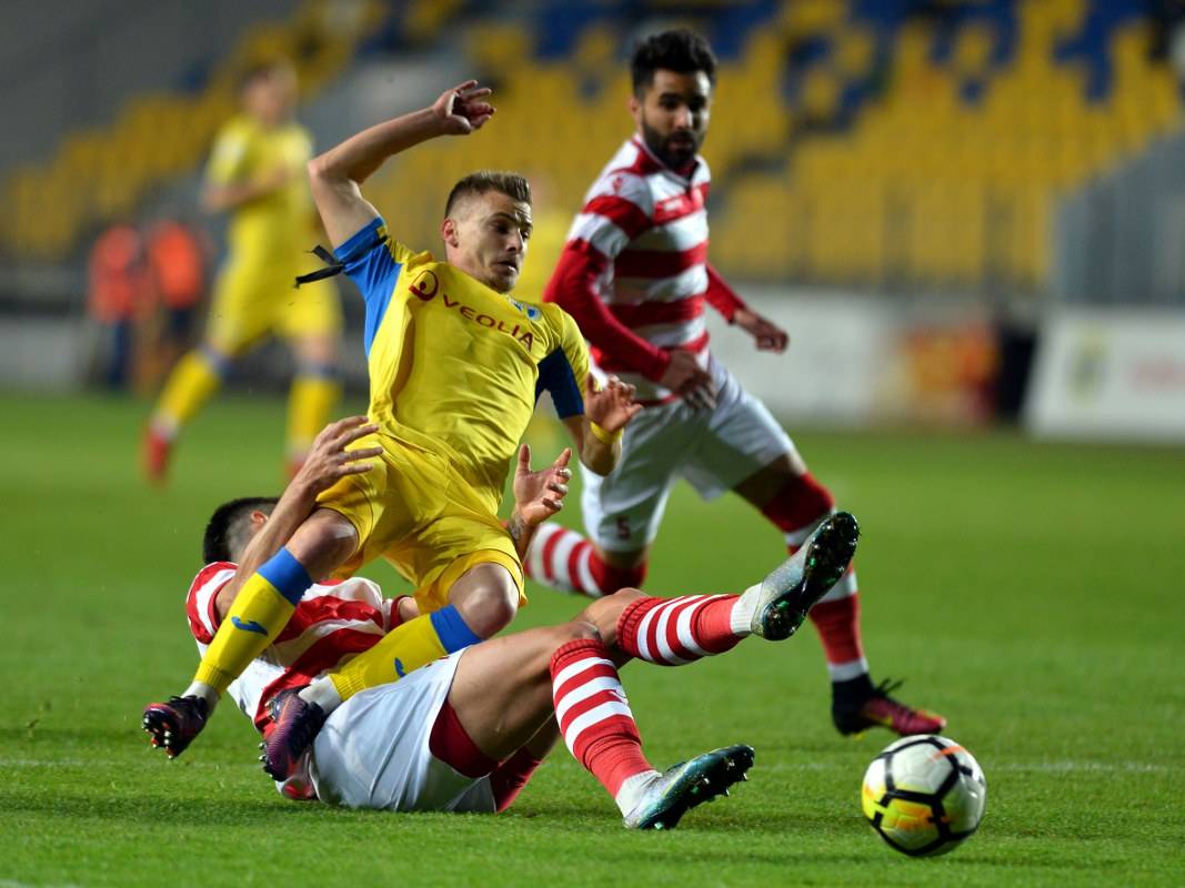 Dovada că penaltiul Petrolului, din meciul cu CS Tunari, a fost acordat corect. Aviz celor care au văzut altceva și își mai susțin încă ideea! Dovada că penaltiul Petrolului, din meciul cu CS Tunari, a fost acordat corect. Aviz celor care au văzut altceva și își mai susțin încă ideea!