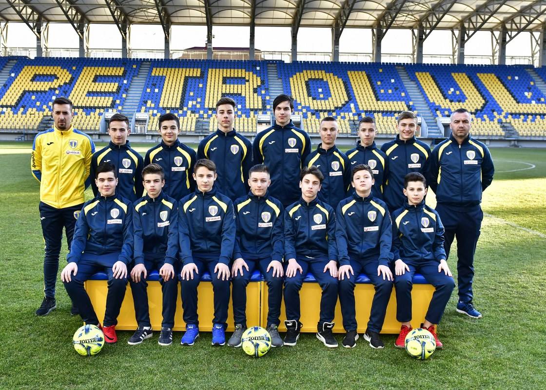 Puștii fotbaliști de la Petrolul, deocamdată două eșecuri și tot atâtea succese la “Mondial de la St.Pierre” Puștii fotbaliști de la Petrolul, deocamdată două eșecuri și tot atâtea succese la “Mondial de la St.Pierre”