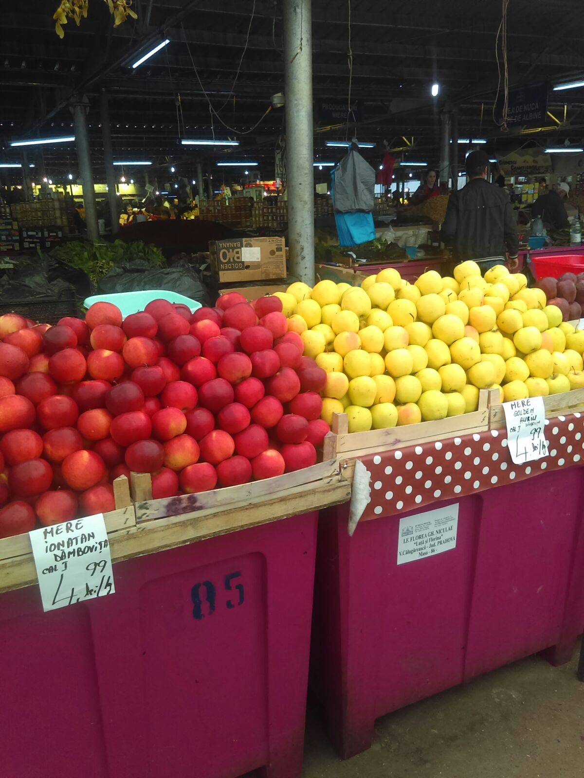 Clienţi înşelaţi în Piaţa Centrală. Produse din import vândute ca legume şi fructe româneşti