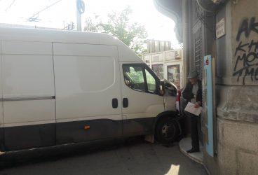 Accident: O dubă a intrat direct în sediul BCR din centrul Ploieştiului