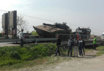 Un tanc a căzut de pe un trailer pe DN1B, la Loloiasca