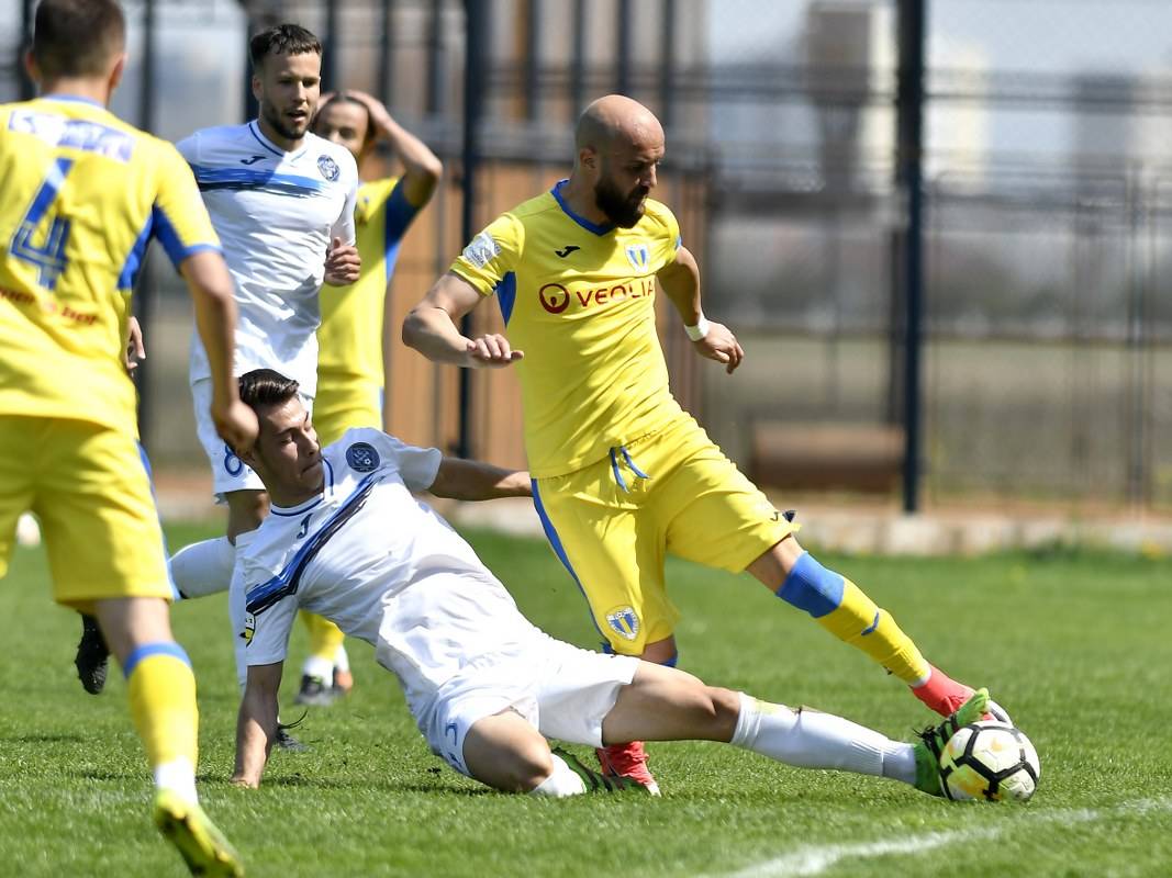 Chiar nu mai există diferențe între eșaloanele al II-lea și al III-lea fotbalistice? Petrolul-Academica 2-0! Chiar nu mai există diferențe între eșaloanele al II-lea și al III-lea fotbalistice? Petrolul-Academica 2-0!