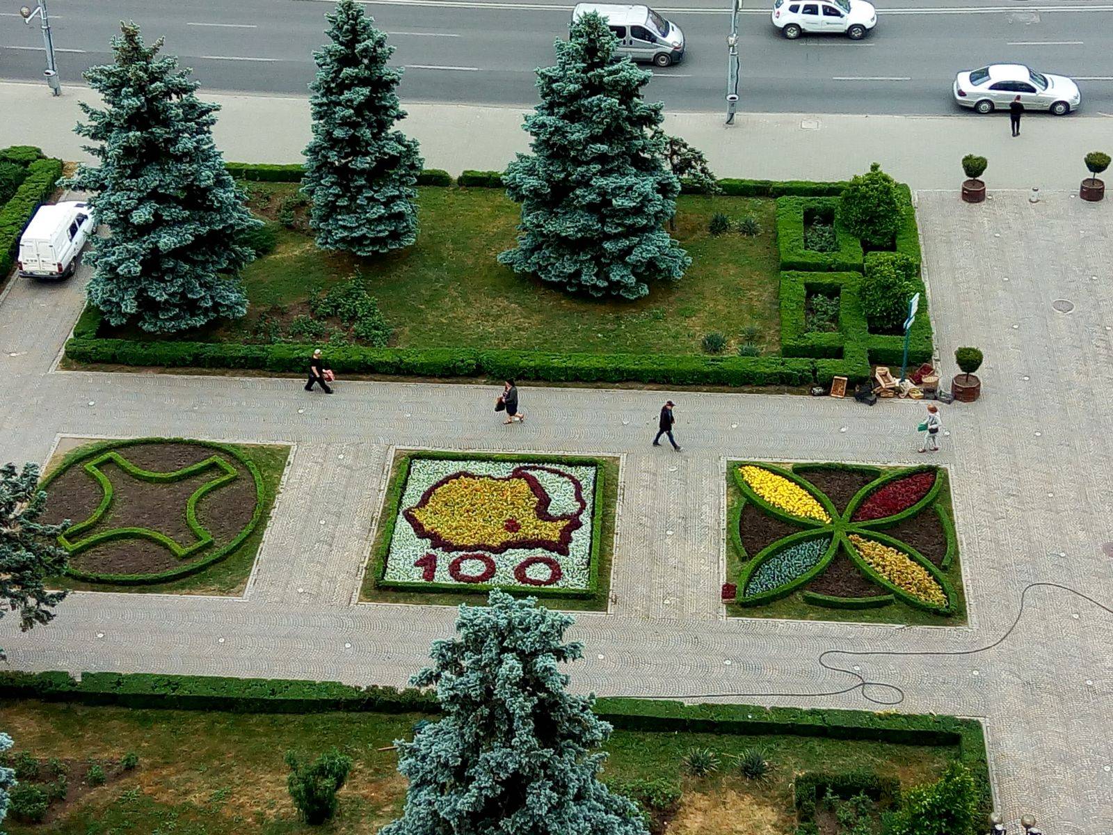 Centenar din aranjamente florale la Ploieşti Centenar din aranjamente florale la Ploieşti