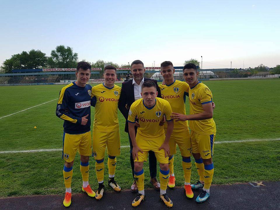 Cristi Vlad ține la… “puii” lui și vrea sa-i țină pe loc. Să vedem dacă va putea! Cristi Vlad ține la… “puii” lui și vrea sa-i țină pe loc. Să vedem dacă va putea!