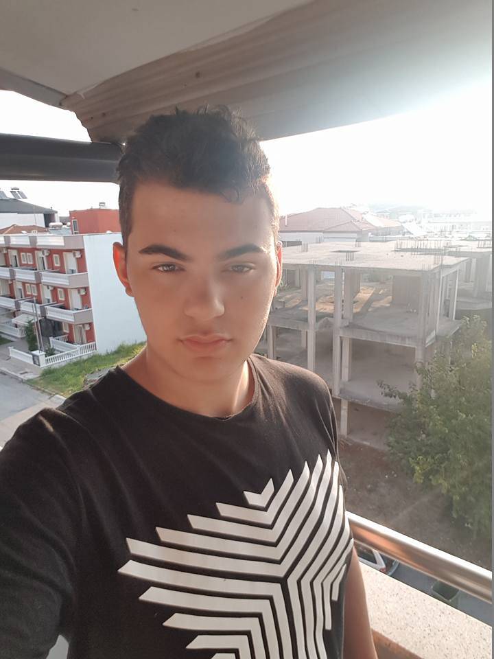 Un tânăr de excepţie, Vlad Constantinescu, de la Colegiul Spiru Haret, s-a stins din viaţă Un tânăr de excepţie, Vlad Constantinescu, de la Colegiul Spiru Haret, s-a stins din viaţă