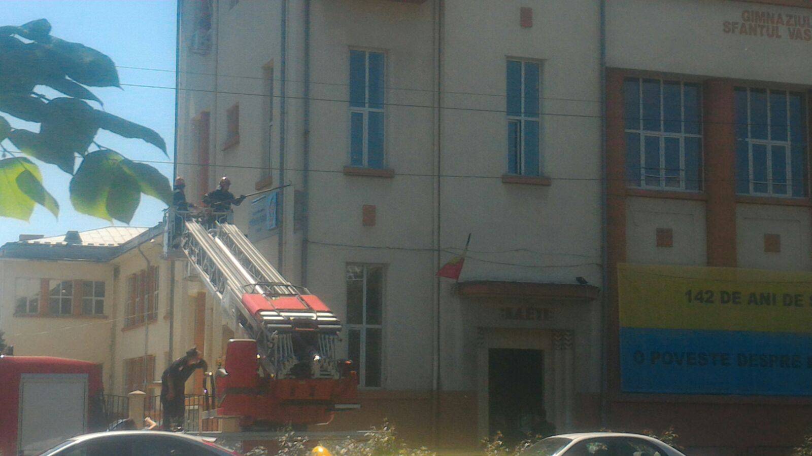 Cad bucăţi de construcţie din şcoala ploieşteană “Sfântul Vasile” Cad bucăţi de construcţie din şcoala ploieşteană “Sfântul Vasile”