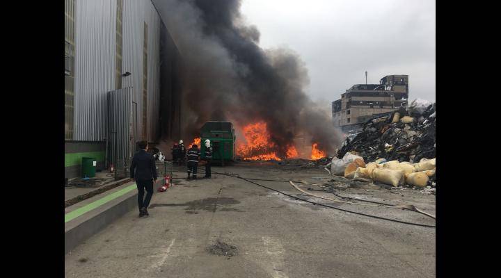 Incendiu la Pleașa, la un depozit de materiale plastice Incendiu la Pleașa, la un depozit de materiale plastice