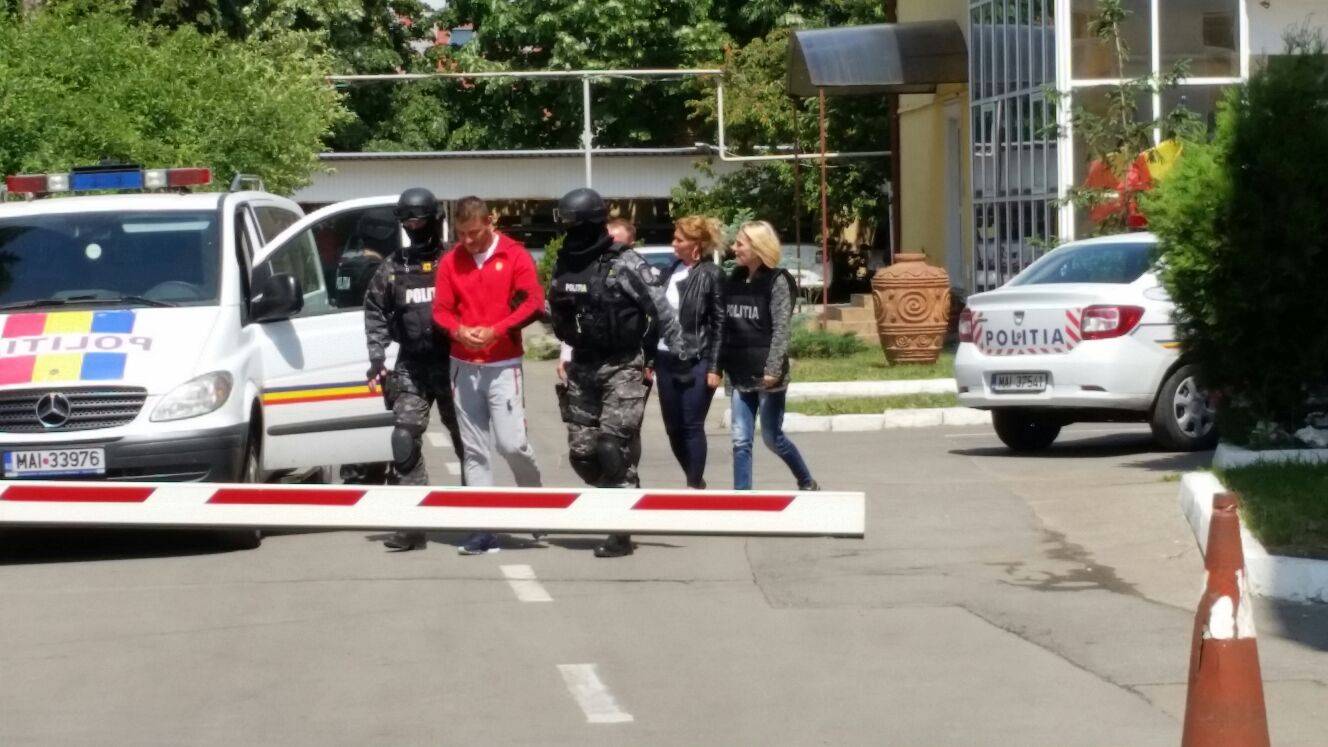 Poliţişti prahoveni au făcut percheziţii în Giurgiu la jefuitorii de maşini Poliţişti prahoveni au făcut percheziţii în Giurgiu la jefuitorii de maşini