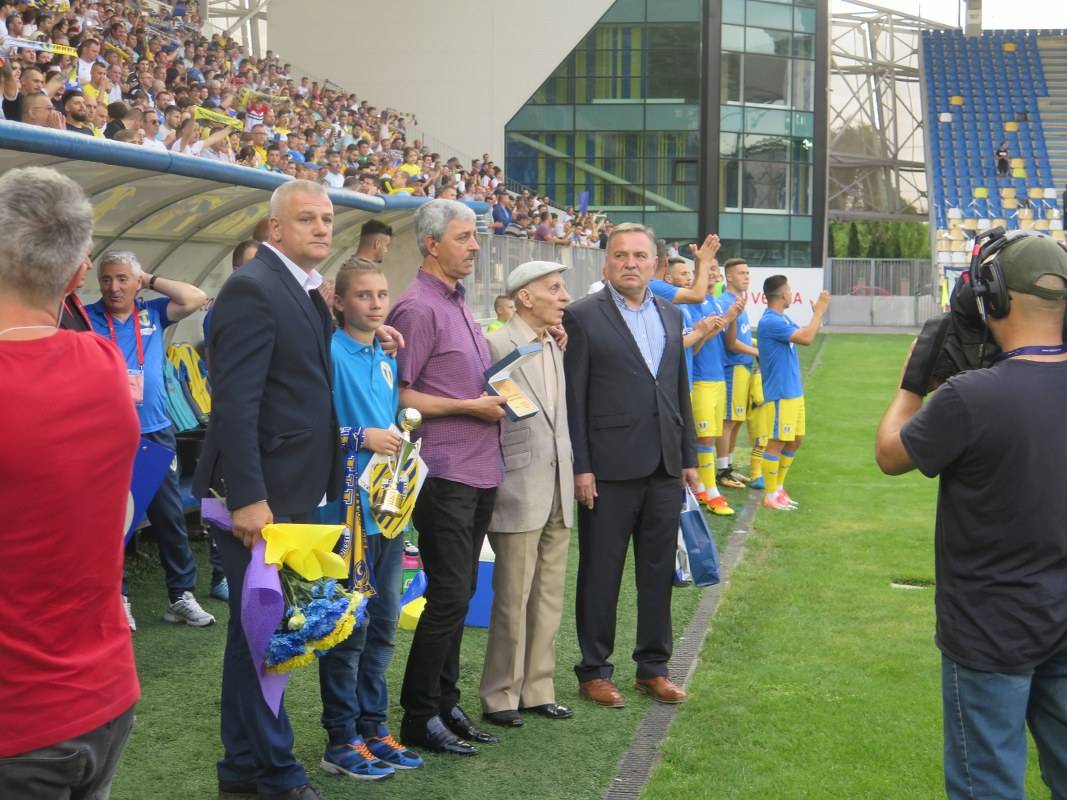 Mitică Munteanu, la 86 de ani, a dat cu piciorul în minge pe noul “Ilie Oană”! Mitică Munteanu, la 86 de ani, a dat cu piciorul în minge pe noul “Ilie Oană”!