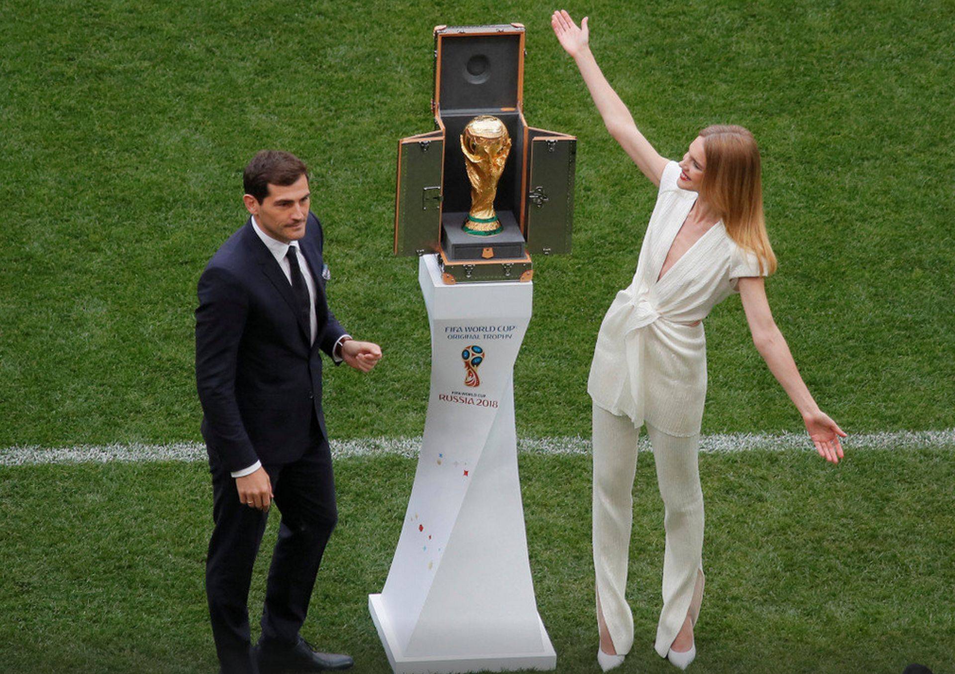 Lui Iker Casillas i s-a schimbat partenera de la Cupa Mondială. Robbie Williams, gest obscen de neînțeles! Lui Iker Casillas i s-a schimbat partenera de la Cupa Mondială. Robbie Williams, gest obscen de neînțeles!