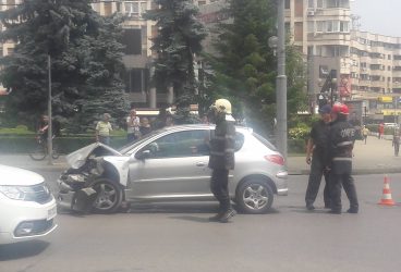 Două maşini s-au făcut praf în “intersecţia accidentelor” din centrul Ploieştiului