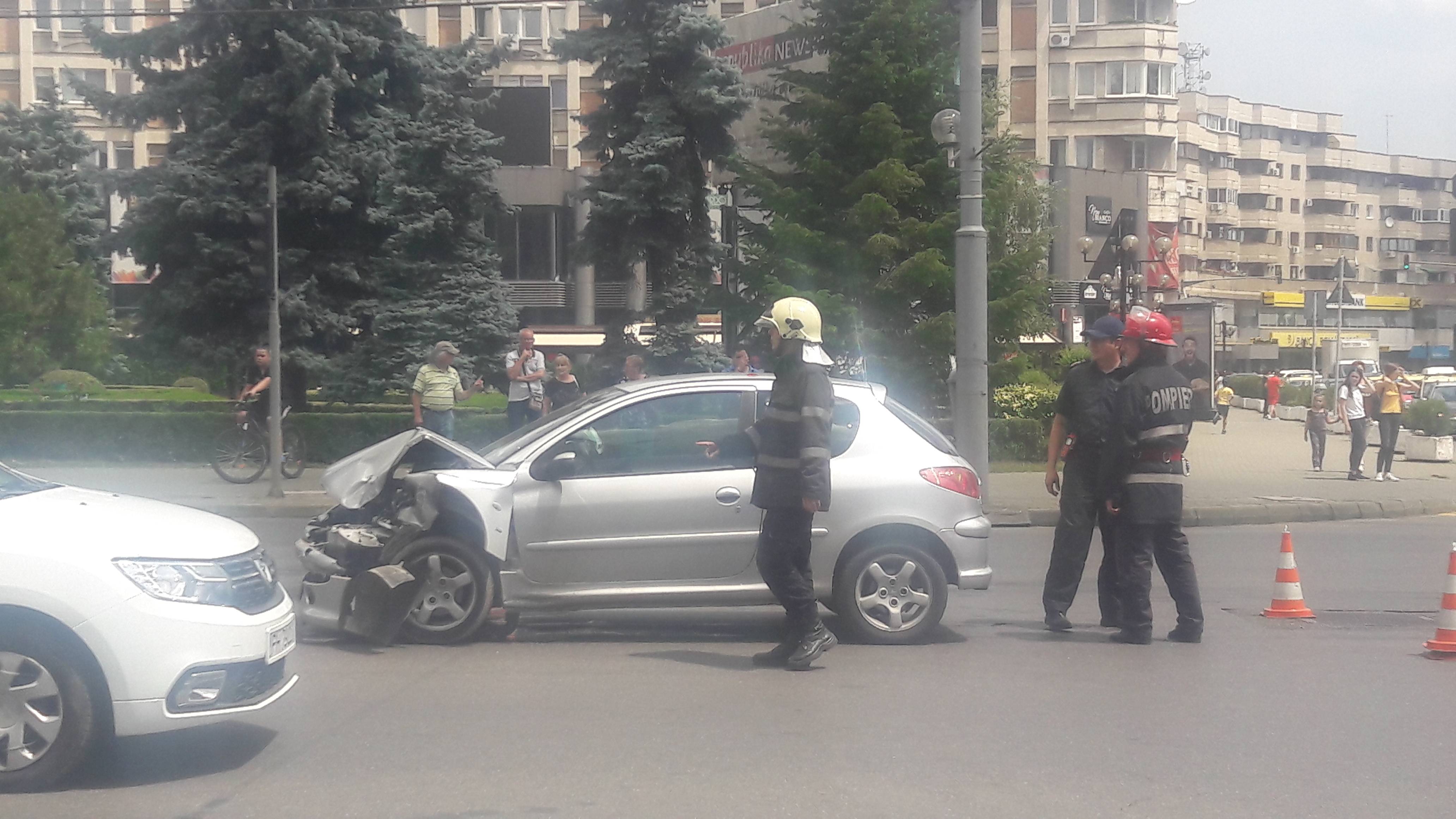 Două maşini s-au făcut praf în “intersecţia accidentelor” din centrul Ploieştiului Două maşini s-au făcut praf în “intersecţia accidentelor” din centrul Ploieştiului