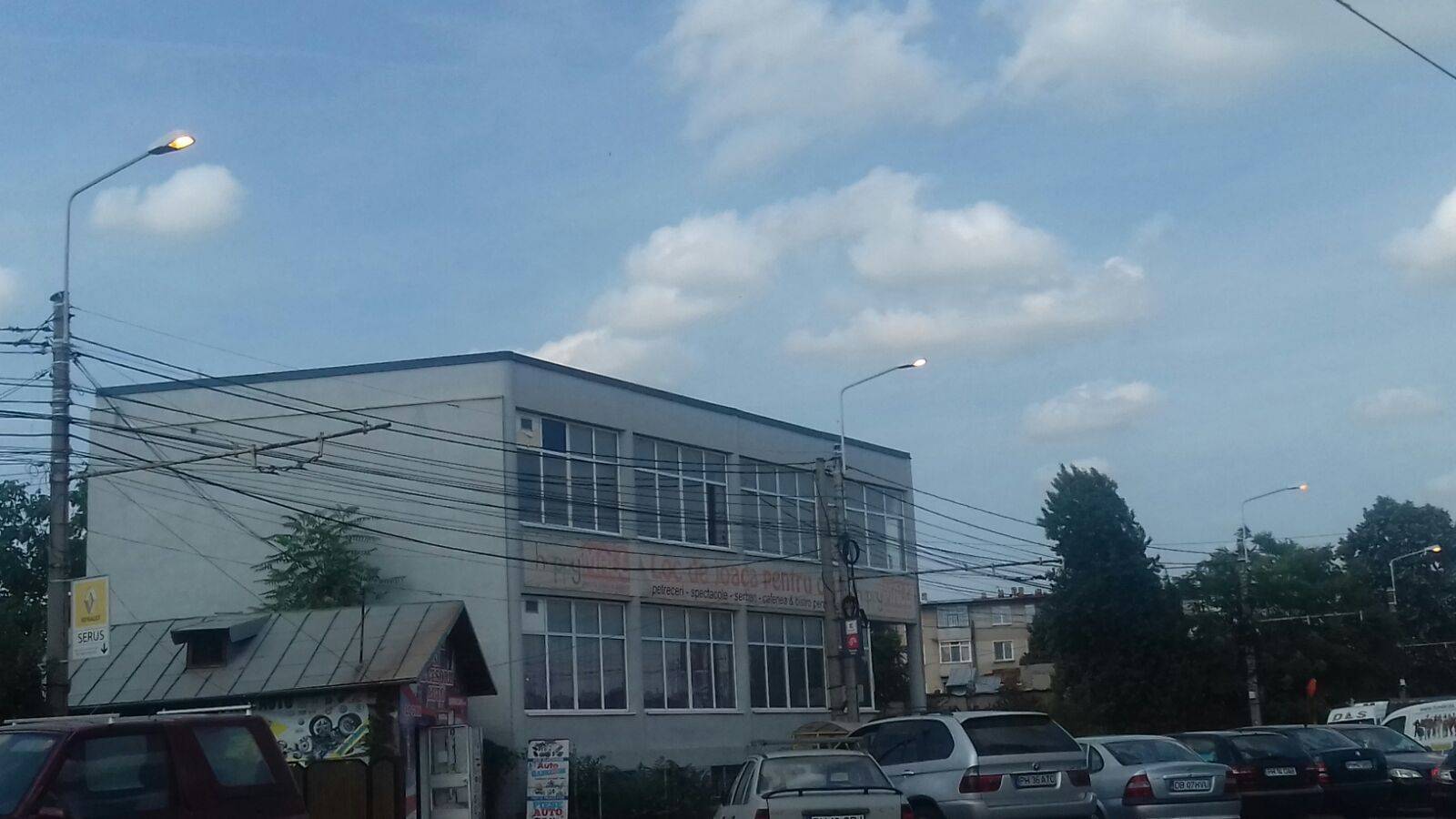 Iluminatul public pornit în amiaza mare pe strada Gh. Gr. Cantacuzino