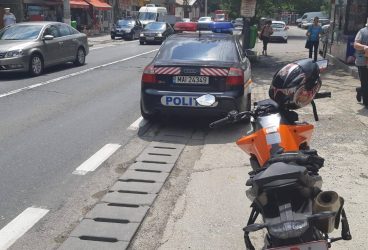 Motociclist amendat pe DN1 pentru aventuri printre autospeciale, linie continuă şi trecere de pietoni