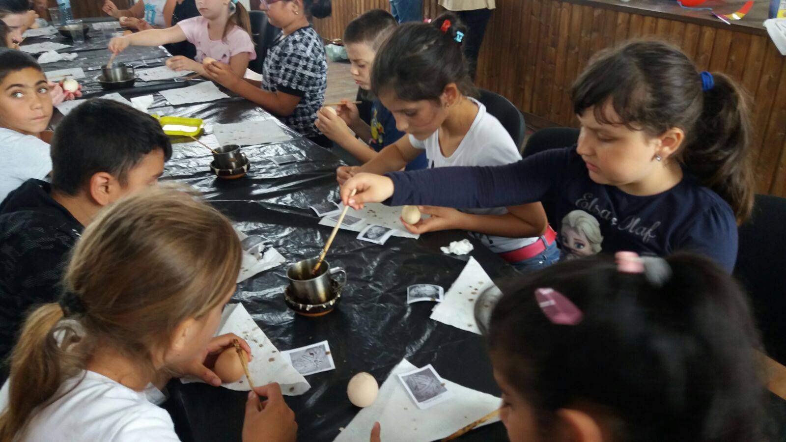 Copiii învaţă încondeierea ouălor la Centrul Cultural Bărcăneşti Copiii învaţă încondeierea ouălor la Centrul Cultural Bărcăneşti
