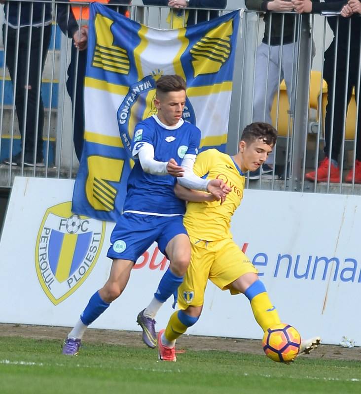 Un puști promovat de Petrolul în L3 se zice că ar fi șters-o în Belgia fără acordul clubului! Mario Bratu este impresariat de Anamaria Prodan Un puști promovat de Petrolul în L3 se zice că ar fi șters-o în Belgia fără acordul clubului! Mario Bratu este impresariat de Anamaria Prodan