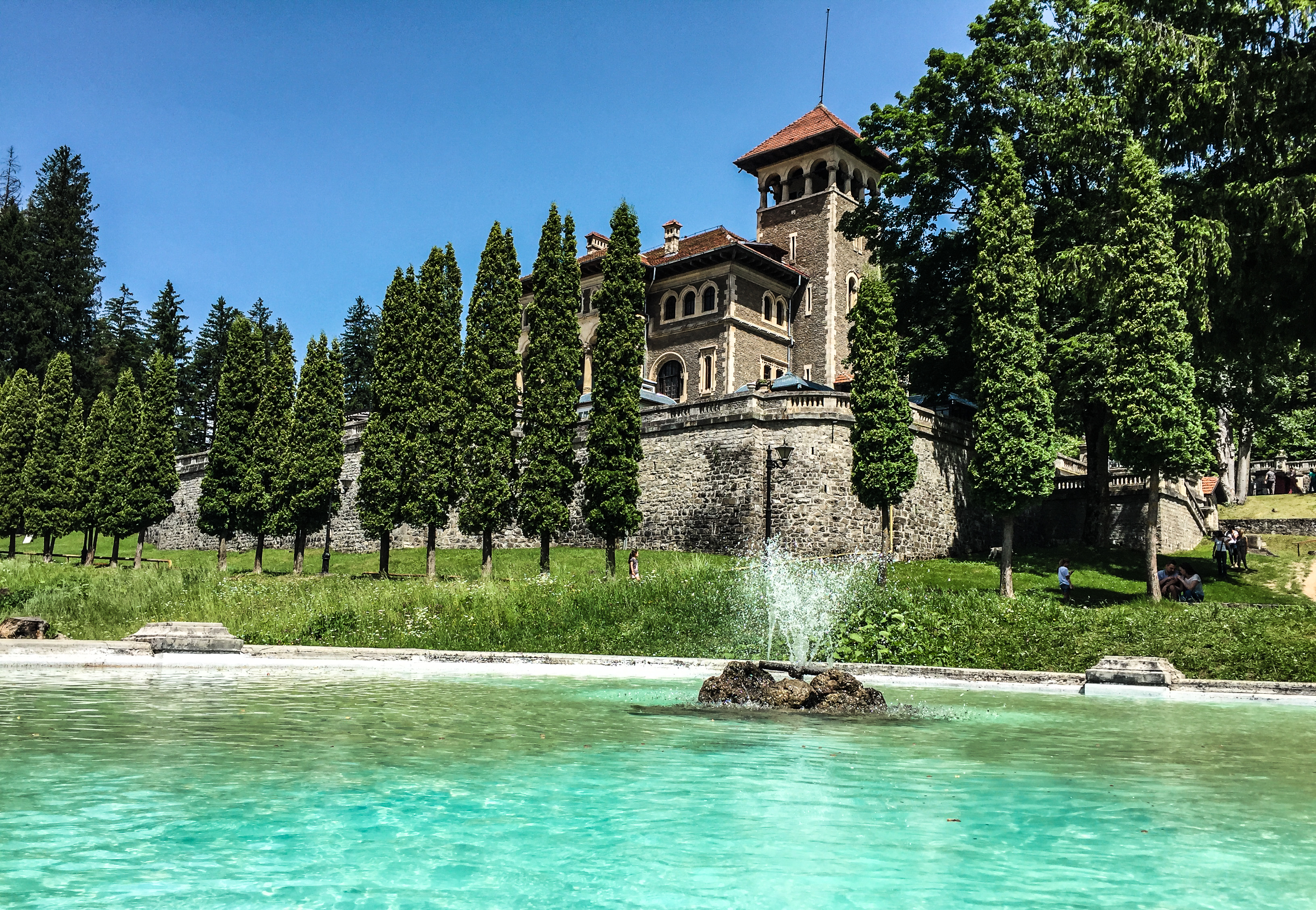 Un angajat al Castelului Cantacuzino din Buşteni s-a înecat în fântâna arteziană Un angajat al Castelului Cantacuzino din Buşteni s-a înecat în fântâna arteziană