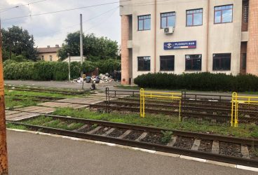 Munte de gunoi într-o gară europeană! Dedicaţie pentru Salub, Primăria şi CL Ploieşti, RASP etc.