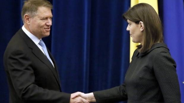 Iohannis îi dă drumul din braţe Laurei Codruţa Kovesi Iohannis îi dă drumul din braţe Laurei Codruţa Kovesi